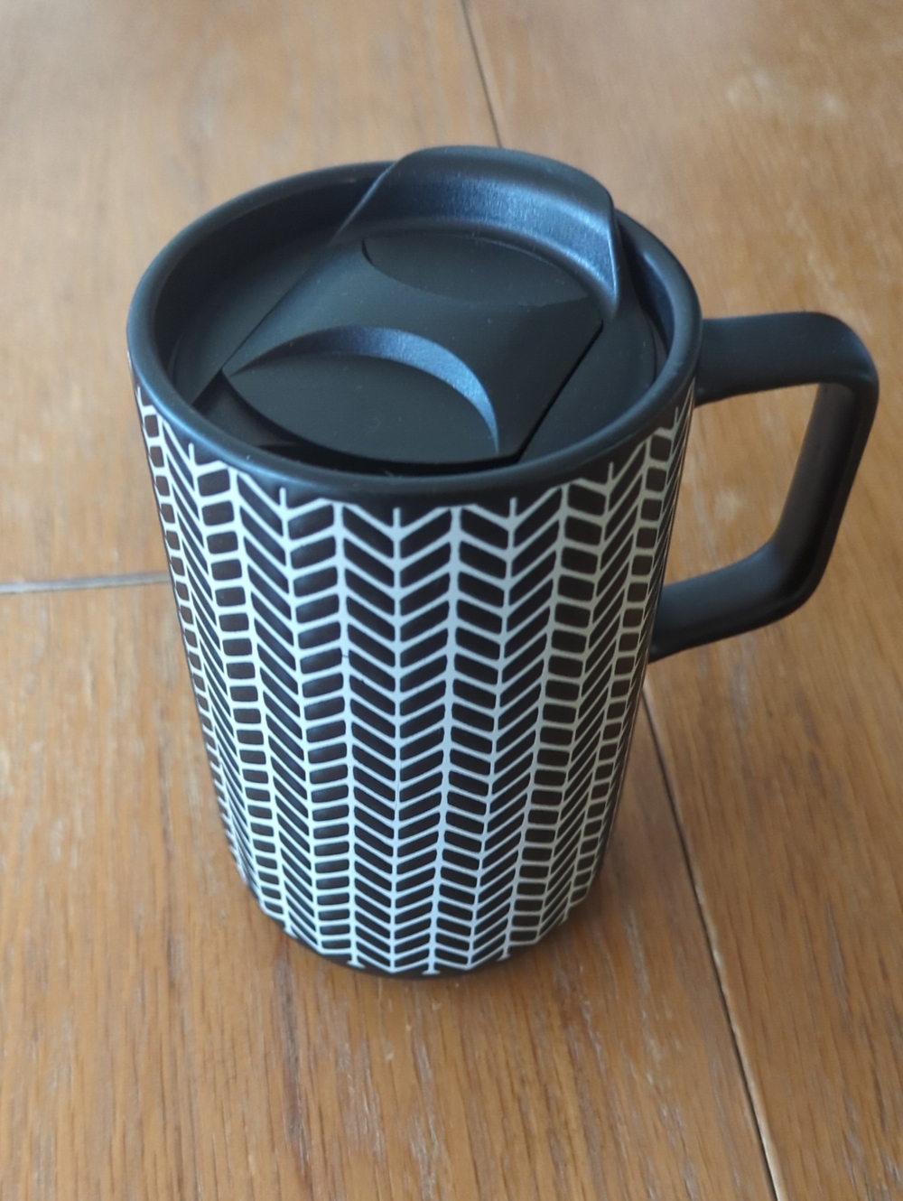 Home Accents Black and White Arrow Pattern Travel Mug with Handle. Lid